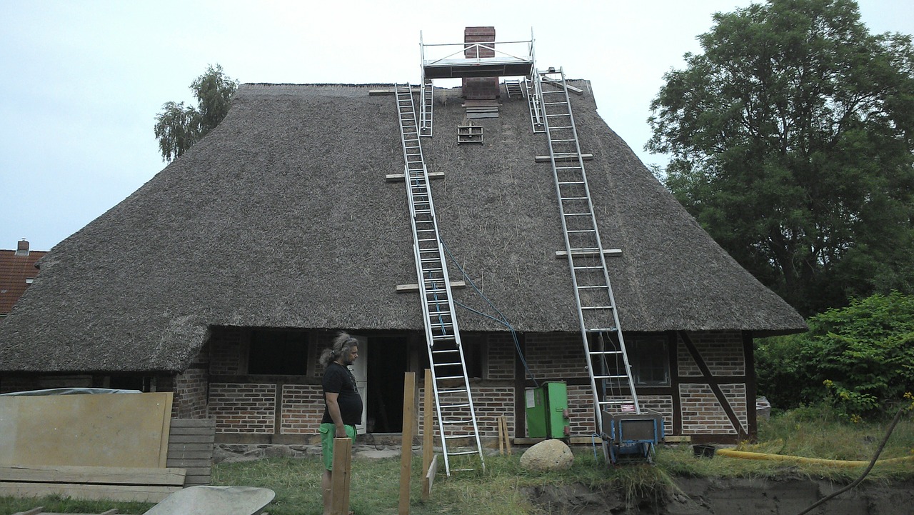 Renowacja dachów z trzciny